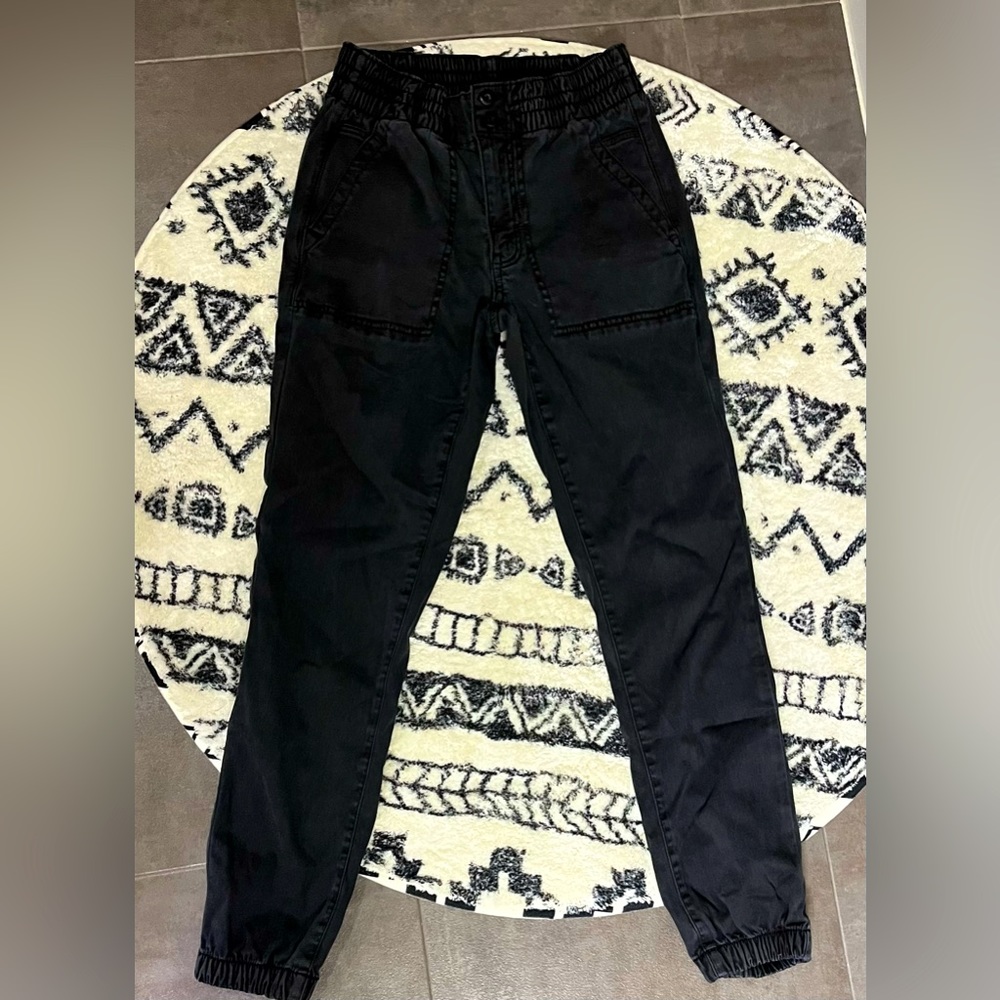 American Eagle black jogger pant.  Size 6 regular. Size runs small.